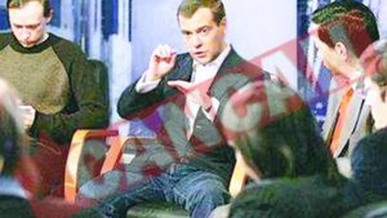 Ursul Medvedev se antreneaza sa muste