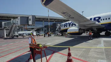 Clipe de panică la bordul unui zbor Ryanair. O bucată de motor s-a desprins și a spart un geam