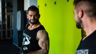 Sălile de fitness nu se deschid. Un campion de culturism a găsit rețeta pentru femei: program de antrenament acasă!