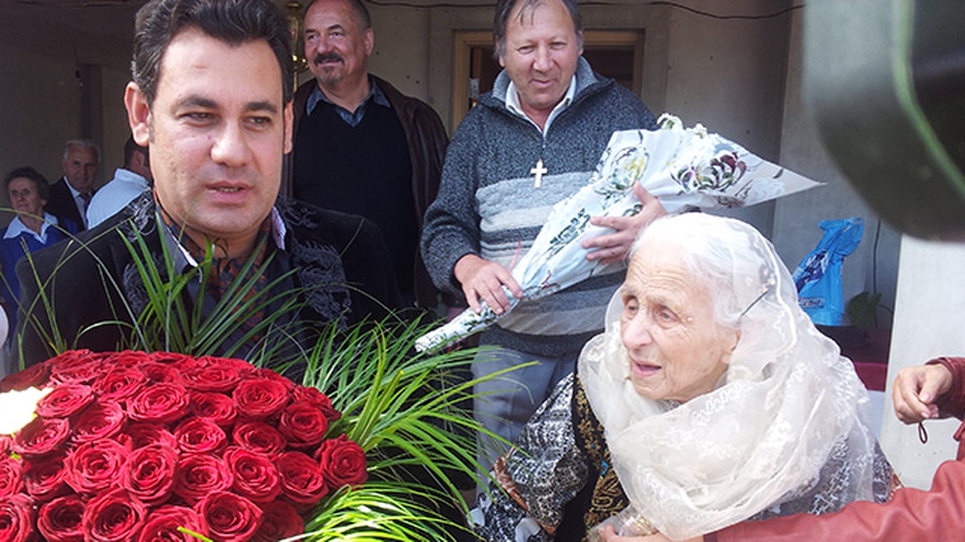 Mama lui Ion Dolanescu, condusa pe ultimul drum! Zeci de curiosi s-au adunat la cimitir