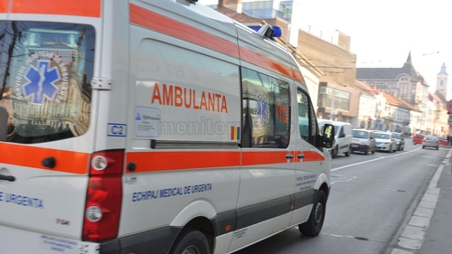 O ambulanță care transporta pacienți la dializă a fost lovită de o mașină. Cinci persoane rănite