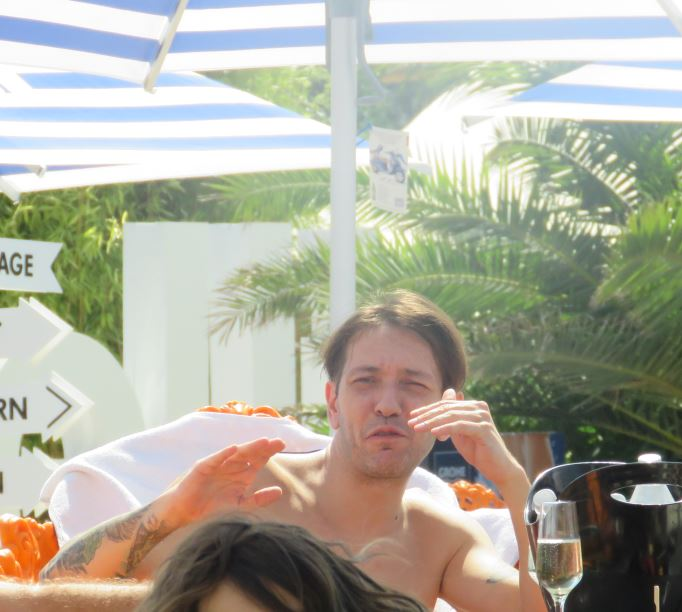 Tudor Sișu se relaxează pe plajă