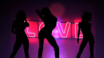 Tânăr cercetat penal pentru că a organizat un show de striptease pentru un grup de minori
