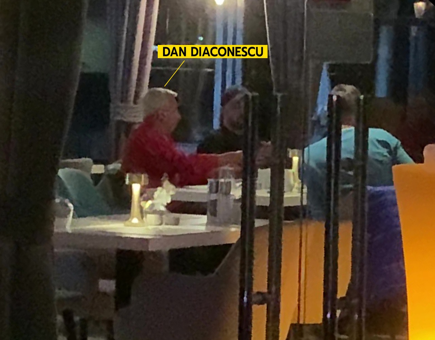 Prietenii ziaristului au ascultat atent ceea ce vorbea Dan Diaconescu