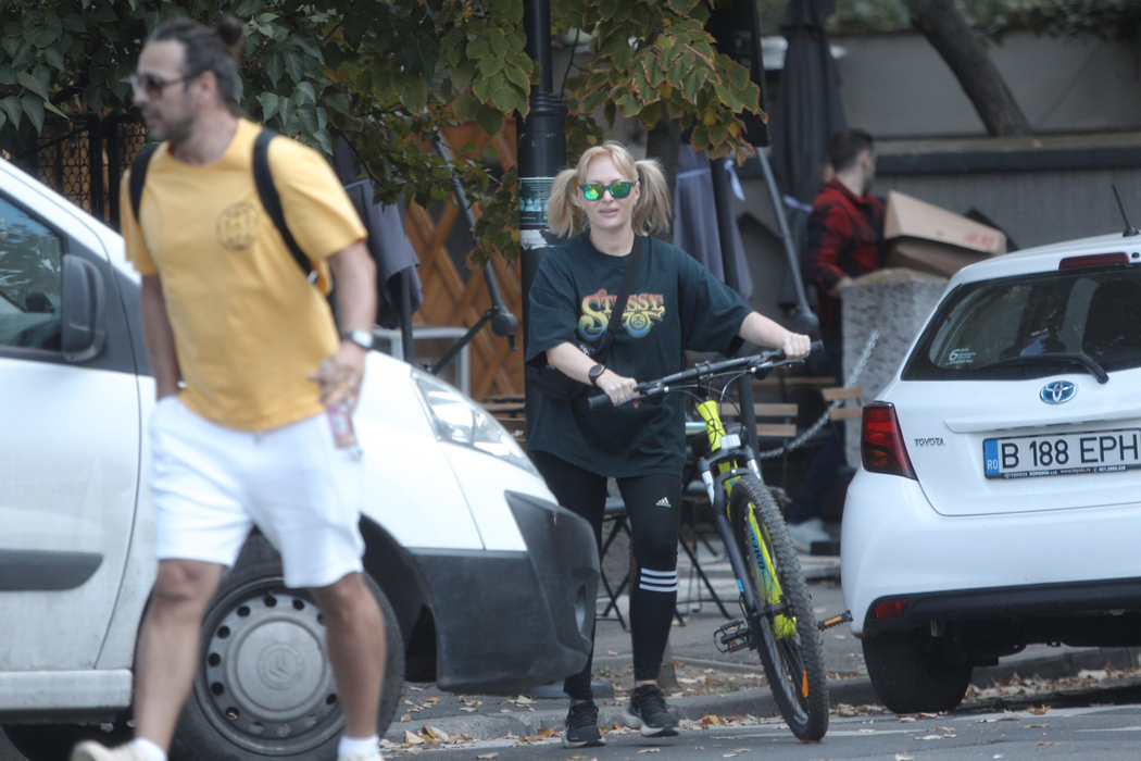 Delia a plecat cu bicicleta, iar Răzvan a mers pe jos