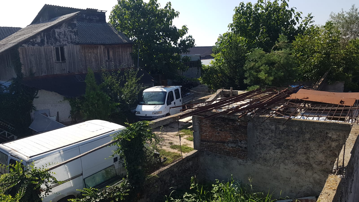 Au fost reluate căutările în casa lui Gheorghe Dincă. Vor fi sparte cu buldozerul gropile cimentate