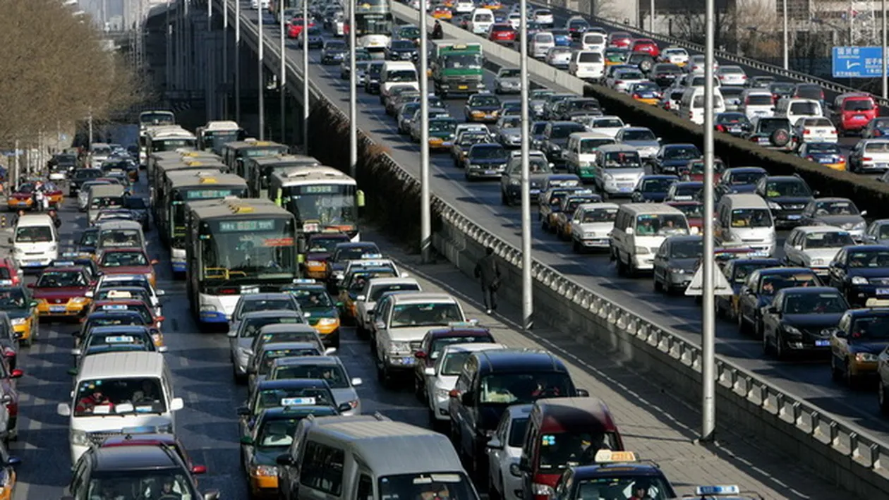 Politistii, SOCATI! Ce facea aceasta femeie in plin trafic, pe un moped! I-au spus ca daca o mai prind, ii confisca scuterul