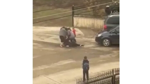 Scandal incredibil pe un loc de parcare. Două mămici s-au luat la bătaie în fața unei școli din Suceava