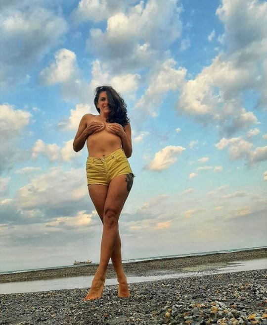Ex-soția lui Mădălin Ionescu, filmată în timp ce făcea topless în Vama Veche, alături de iubit. Mihaela Coșerariu își modifică pozele pe Instagram? | VIDEO