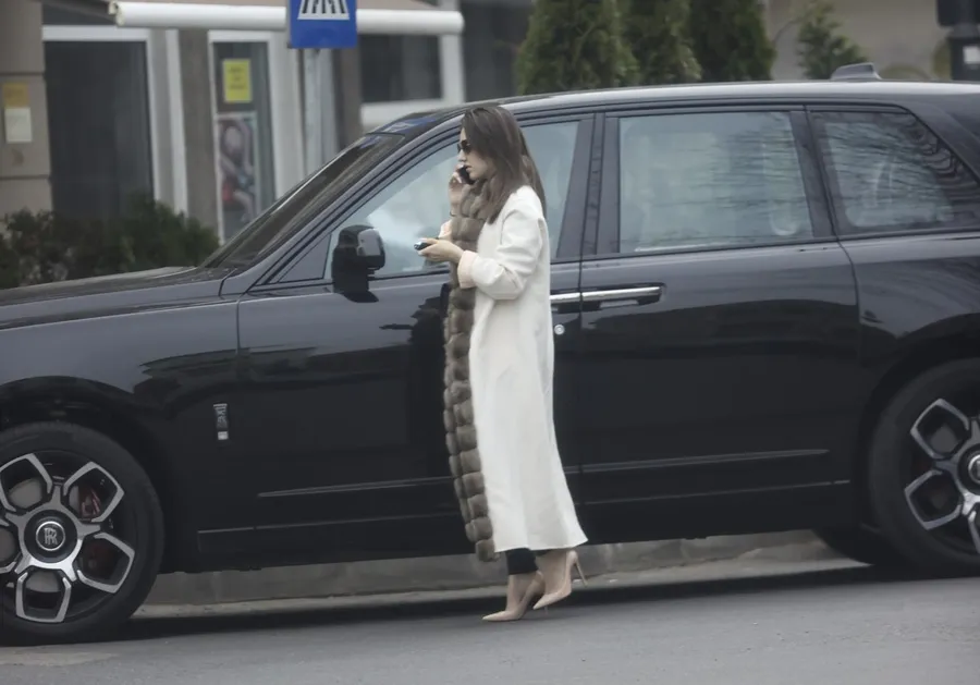 Alexandra Becali, alături de superbul Rolls (SURSA FOTO: CANCAN.RO)