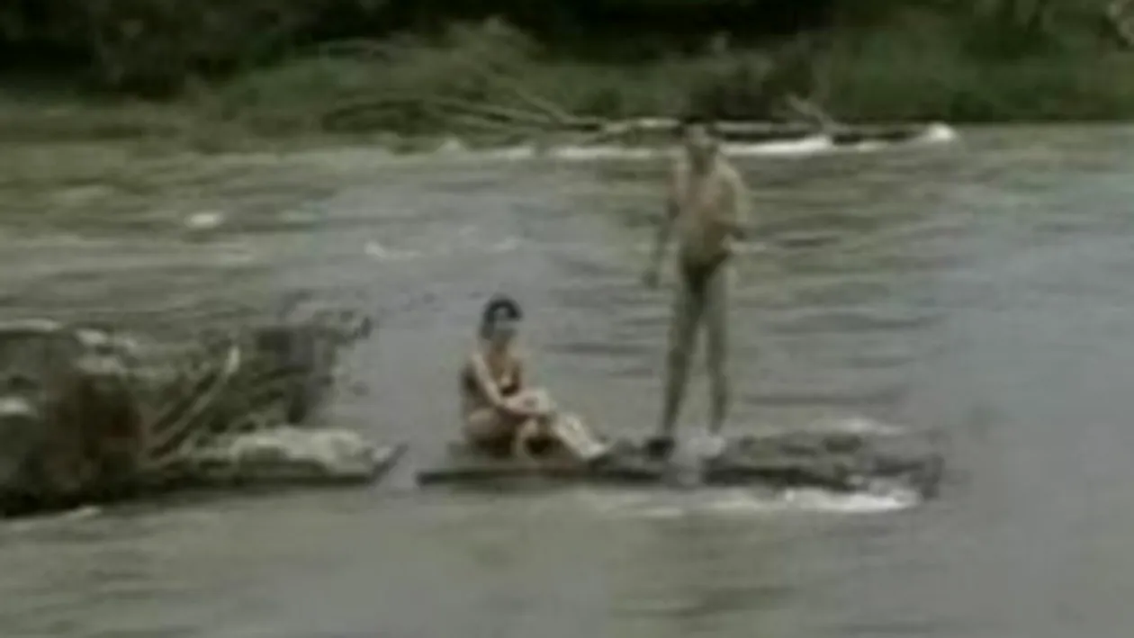 VIDEO Au vrut sa spele masina in rau, dar le-a fost luata de ape si puteau sa moara!