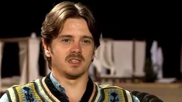 Mihai Petre, umilit la Serviti, va rog! Asta e caca?!?. Ce a urmat a starnit hohote de ras