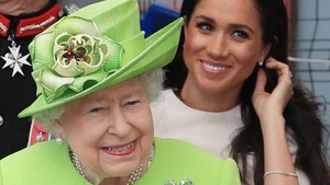 Regina Elisabeta și-a băgat consilierii în ședință! Cum vrea să „scape” de tatăl lui Meghan Markle