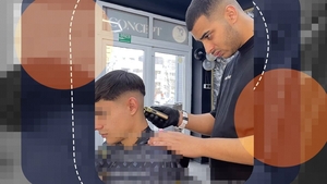 El e frizerul Gheboasă! Crea isterie pe scenă la Untold, acum o face cu...mâna! Rămas fără concerte și condamnat, trapperul s-a reprofilat! Tap, tap, ”dacă n-ai bani”... Bogdan de la Ploiești știe!