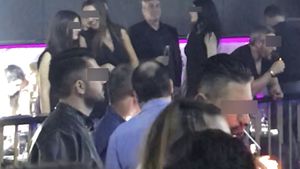 A profitat că e singur şi... Sexoasa l-a ”atacat” pe Dan Bittman la 4 dimineaţa!