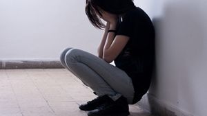 Fata de 15 ani, violata de mai multi barbati la marginea unei paduri din Arad