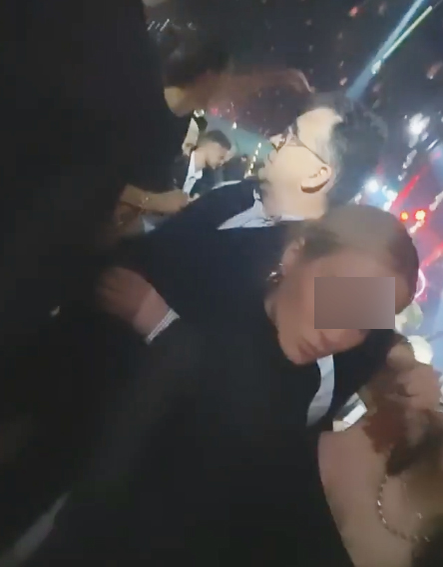 „Sexy Urlaţi” şi gaşca de fete l-au distrat până dimineaţă pe Marian Oprişan! Într-un final, l-au şi filmat pe baronul PSD