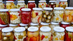 Prețul unui borcan de murături a devenit astronomic! Cât te costă să pui singur, cu legume de la piață