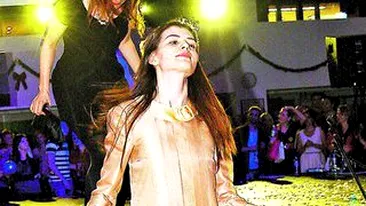 Moni s-a preocupat sa mearga la petreceri si la cumparaturi! Nu si-a vazut fiica de cand s-a intors din SUA!