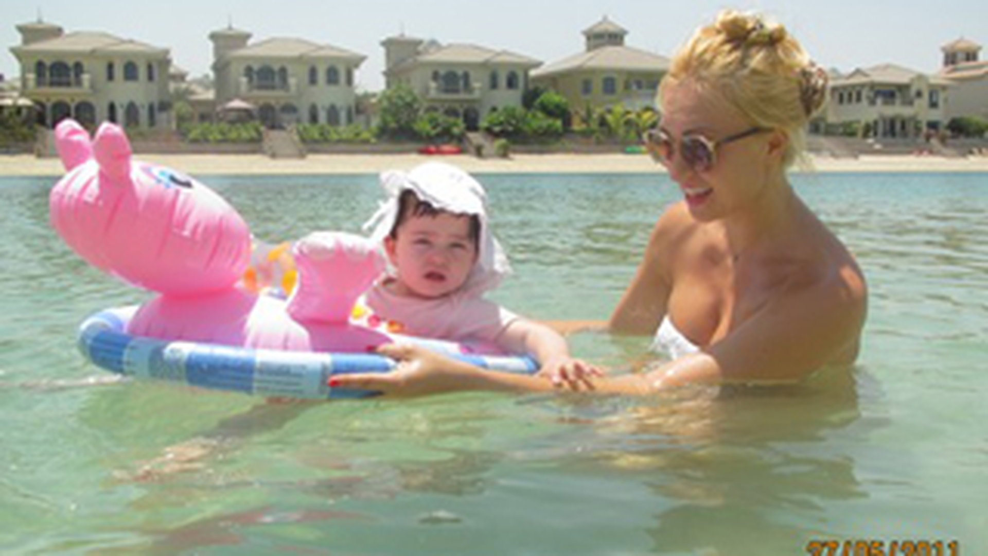 Raluca Zenga s-a adaptat temperaturilor caniculare din Dubai! "La pranz putem gati pastele direct in apa din piscina!"