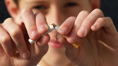 Fumătorii nu vor mai putea fuma pe orice terasă! Decizie bombă privind fumatul în maşina personală