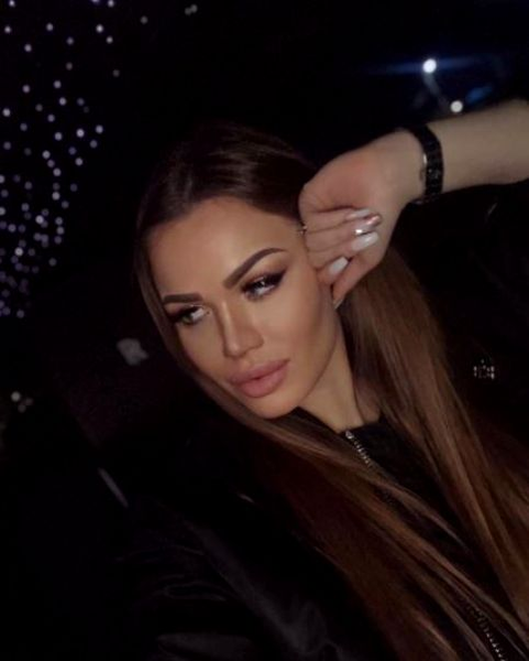 Imagini savuroase! Cum îl răsfață Daria pe Alex Bodi? Afaceristul a fost „îndulcit” de preparatele șatenei