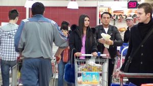 Vrea, nu vrea, Syda vede viata in roz alaturi de EBa! Il imbraca in roz si il "obliga" sa foloseasca hartie igienica roz!