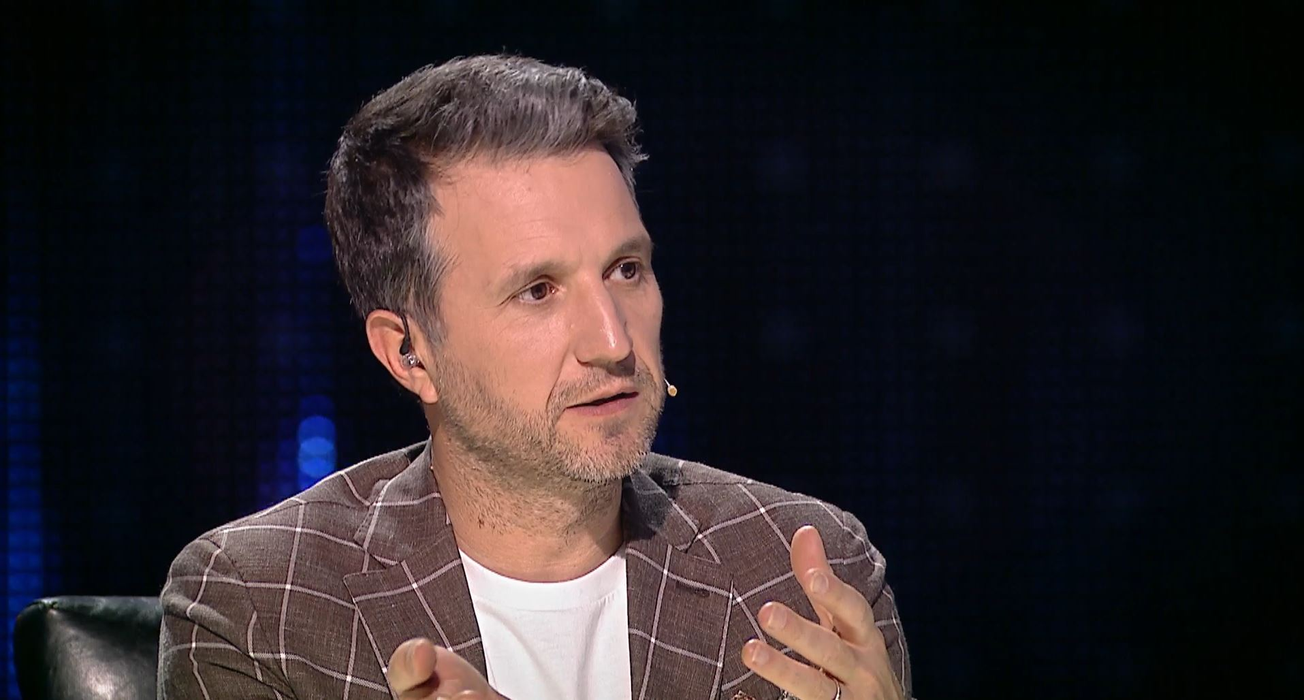 Smiley are un “viciu blând”, dar cu efecte periculoase. Pavel Bartoș l-a dat de gol în timpul filmărilor pentru Românii au Talent: “De-aia nu-mi iese mie hipnoza cu el” | VIDEO