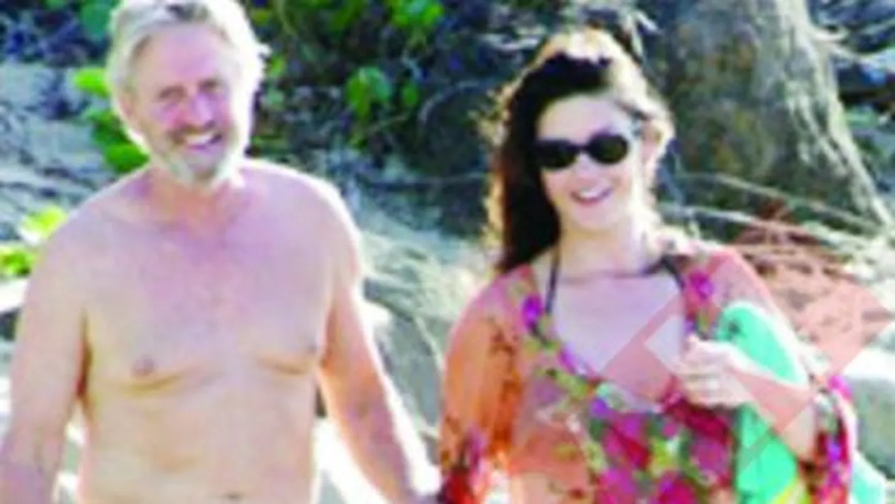 Michael Douglas, salvat de la moarte de sotie