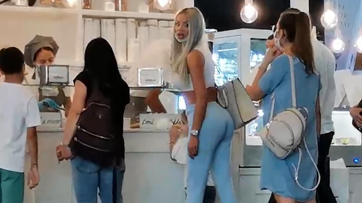 Bianca Drăgușanu a ieșit la mall cu fiica și cu Alex Bodi