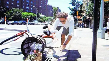 Nervos ca a luat amenda aiurea, un biciclist s-a izbit de tot ce era stationat pe pista