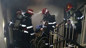 Incendiu puternic într-un bloc din Capitală! 50 de persoane au fost evacuate