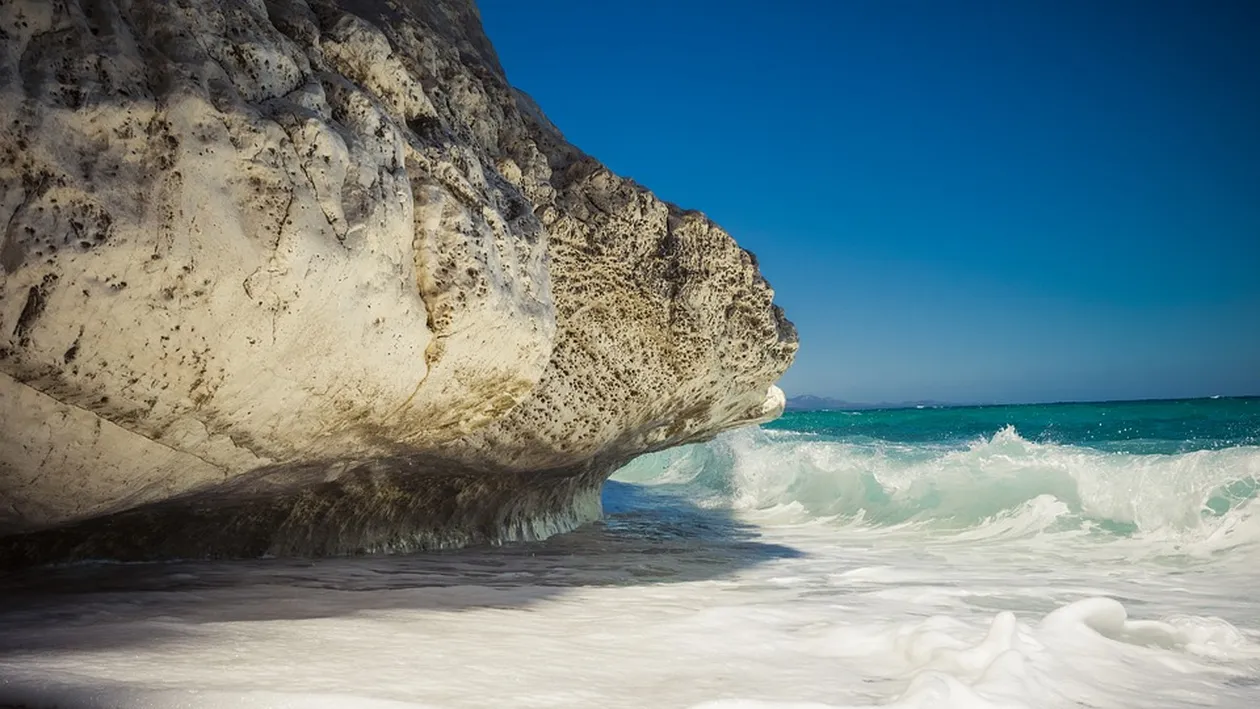 Nu e banc! Un cuplu a furat nisip de pe o plajă și riscă 6 ani de închisoare