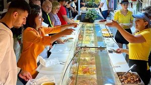 Ce salariu primește o vânzătoare la "împinge tava" în Mamaia, acum, în sezonul estival 2024