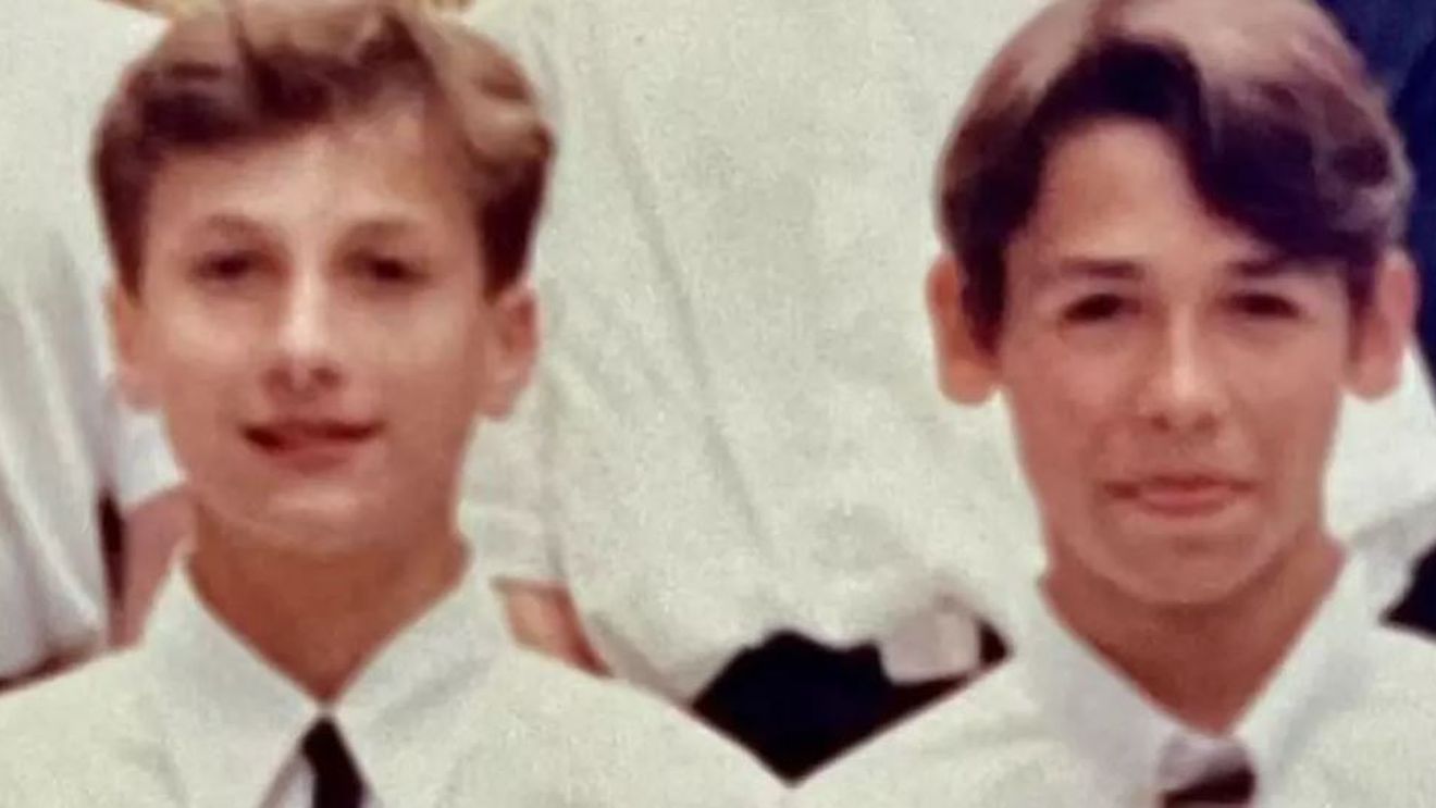 Băiețeii din imagine au ajuns două mari vedete TV ale României. Ți-ai dat seama cine sunt?