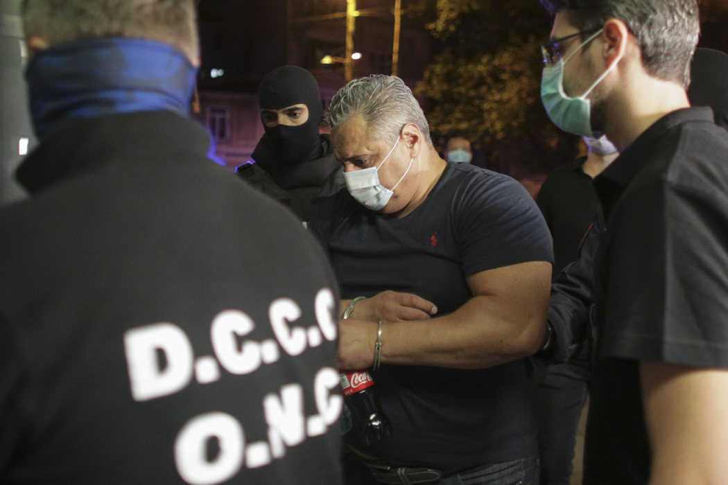 Principalul suspect, încadrat de polițiști (Foto: INQUAM PHOTOS/Octav Ganea)
