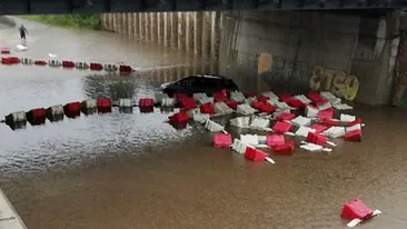 Pasaj inundat la Mogoșoaia, șofer captiv în mijlocul șuvoaielor. Mașinile au fost blocate în coloană. VIDEO