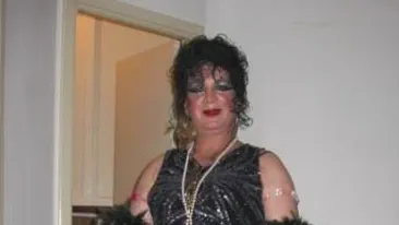 Drama celui mai batran travestit din Romania! Nu a iesit de 5 luni din casa! Am strans din pensie si din fund sa ma pot opera!