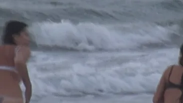 RUPTE DE BETE! Doua tinere s-au imbatat, s-au dezbracat si au facut ASTA in Marea Neagra, sub ochii nauciti ai turistilor