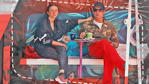 Adela Popescu și Radu Vâlcan, probleme în Paradis?! Prezentatorul de la Antena 1, total absent în timp ce soția îl mângăia prietenește pe umăr!