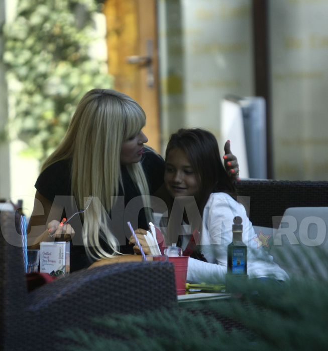 IMAGINI EXCLUSIVE La 42 de ani işi ”antrenează” instinctele de mamă. Elena Udrea işi doreşte un copil şi…”lucrează” pentru asta
