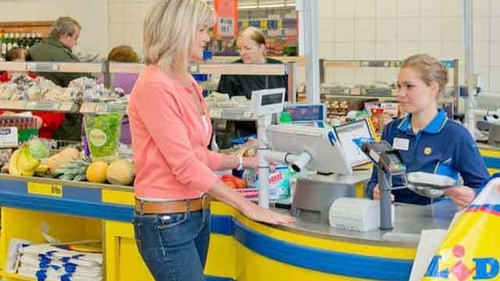 Câți lei primește salariu o casieriță la Lidl în București. Câștigă mai mult decât la Carrefour sau Mega Image