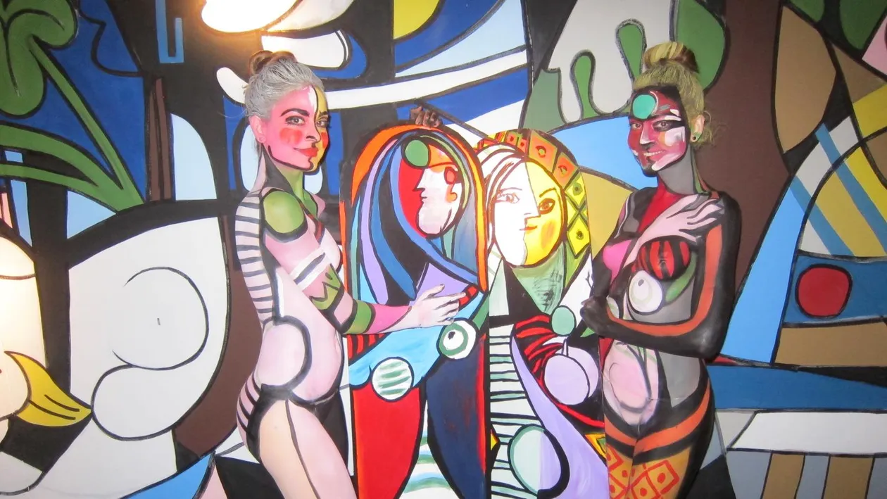 Gemenele Indiggo s-au dezbracat pentru Picasso! Uite ce opera de arta a scos un artist rus, care le-a pictat direct pe piele!