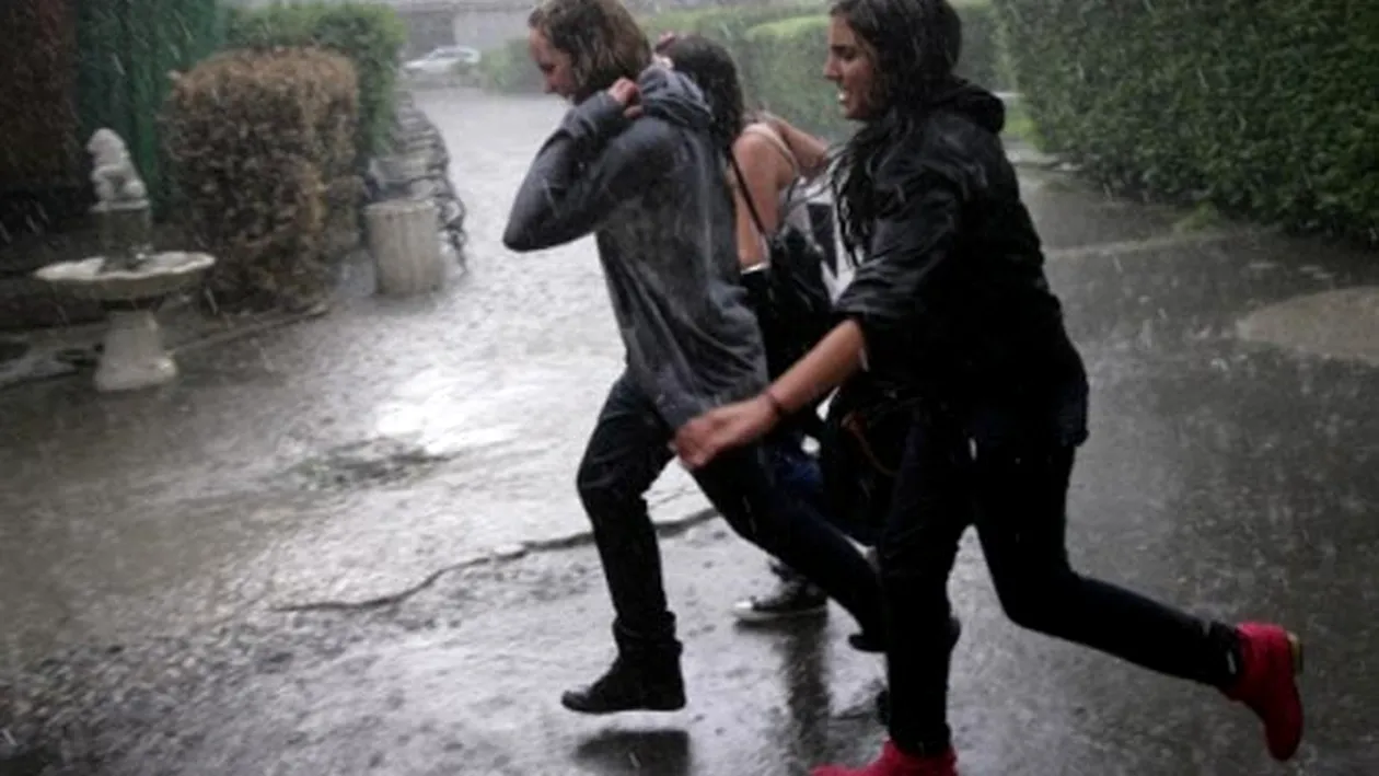 Dupa cutremur a urmat potopul! Capitala Bulgariei este sub apa - ploi torentiale si grindina au inundat Sofia