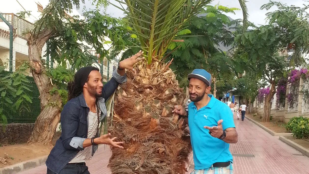 Kamara si-a petrecut luna de miere in casa fratelui sau! Musty este stabilit in Tenerife si e chiar mai artist decat el!