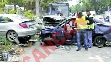 Sase masini distruse, sapte raniti