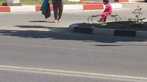 FOTO. O femeie de etnie romă își plimbă copilul cu sania, pe caniculă