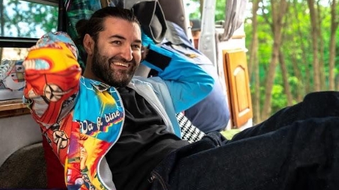 Smiley, profund impresionat de o tânără cu forme apetisante. Cine e femeia care l-a făcut pe artist să-și iasă din minți