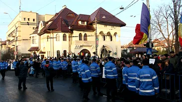 Cine a apărut în mijlocul protestatarilor din faţa Palatului Cotroceni