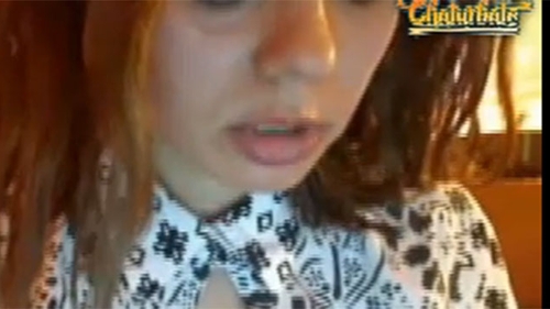 Ce fac romancele la munca? Isi sug degetele pe videochat si isi arata sanii in birou fara nicio jena! Tipa asta e doar un exemplu!